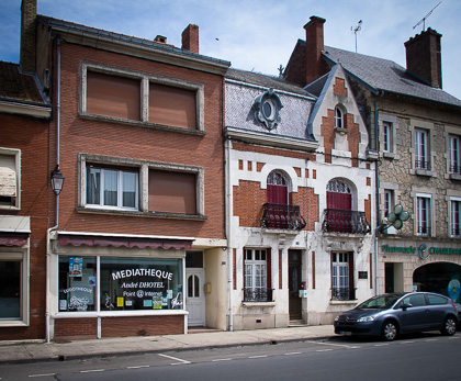 La médiathèque, à côté de la maison natale d'André Dhôtel