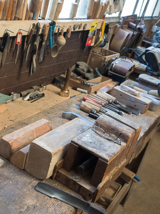 Dans l'atelier, les outils du sculpteur